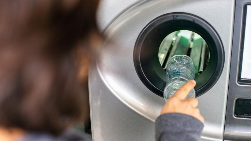 Românii returnează aproape toate ambalajele pe care le cumpără din magazine. Rata de colectare a ajuns la 82%