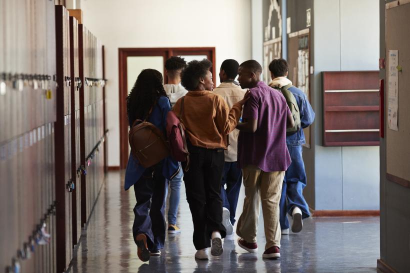 „Tată, mor”. Un elev arestat pentru că a copiat la Bac a murit în spatiile gratiilor. Povestea lui Djouma a stârnit furie în Guineea
