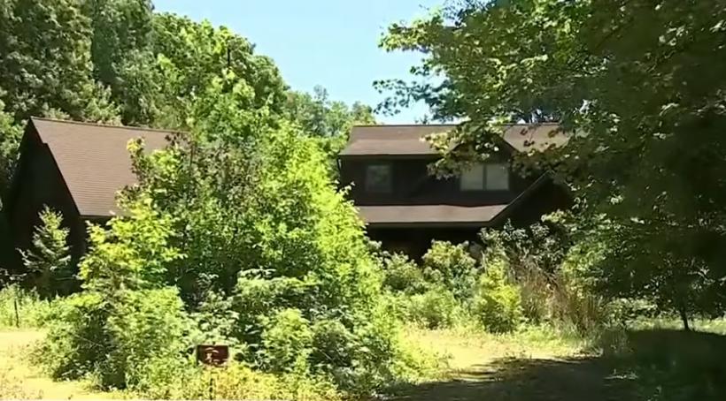 Un bărbat a crezut că a dat lovitura când a cumpărat o casă. Când i-a deschis ușa, a avut un șoc și acum nu mai știe cum să scape de ea