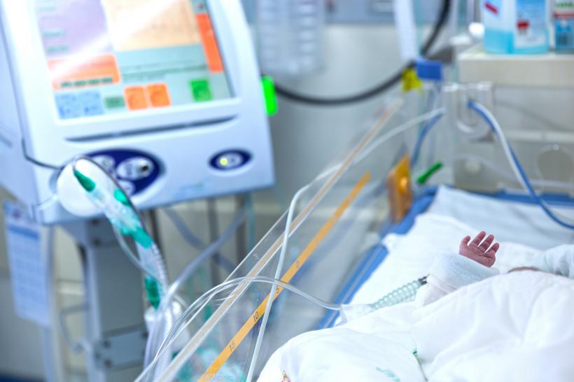 Unul dintre bebelușii care așteptau un loc la ATI, la Spitalul "Marie Curie", a murit. "Nu am putut să îl luăm"