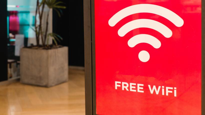 Atenție la conexiunile Wi-Fi gratuite din cafenele, aeroporturi şi hoteluri. DNSC: „Vin cu riscuri serioase pentru securitatea ta”