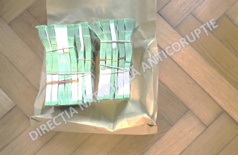 Ce acuzatii aduce DNA la adresa celor trei directori Romarm reținuți. Imagini cu teancurile de bani găsite la percheziții