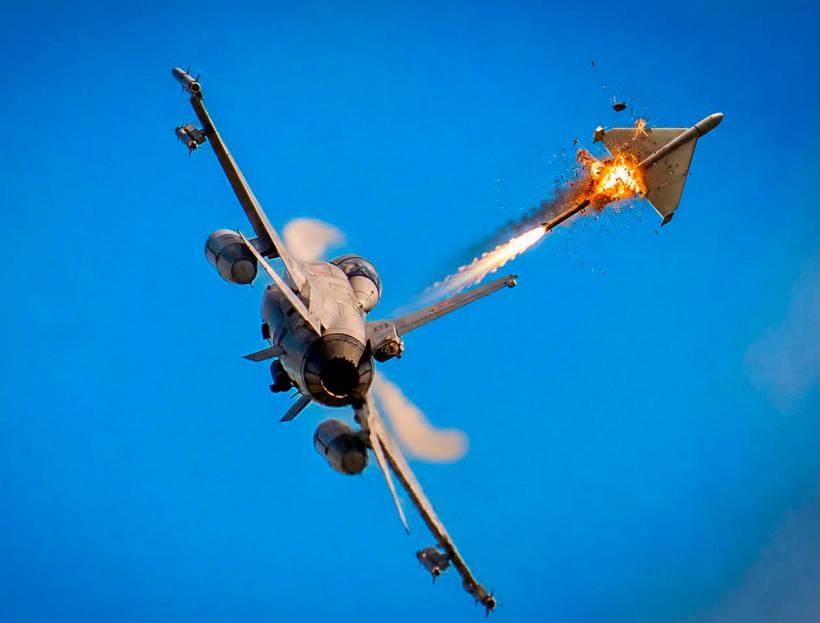 Cum a fost vânată drona de avionul F-16 la Buzău: "Piloții au zburat subsonic, au făcut diferite manevre deasupra și dedesubtul ei"
