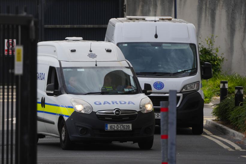 Poliția din Irlanda a capturat o bombă cu explozibil militar ascunsă într-o mașină și a arestat doi suspecți. Unde urma să detoneze