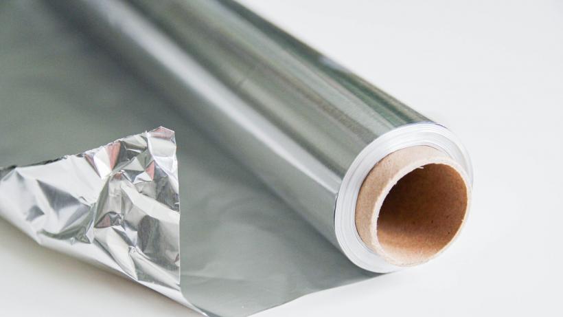 De ce tot mai mulți oameni își învelesc portofelul în folie de aluminiu? Un gest ciudat dar tot mai popular