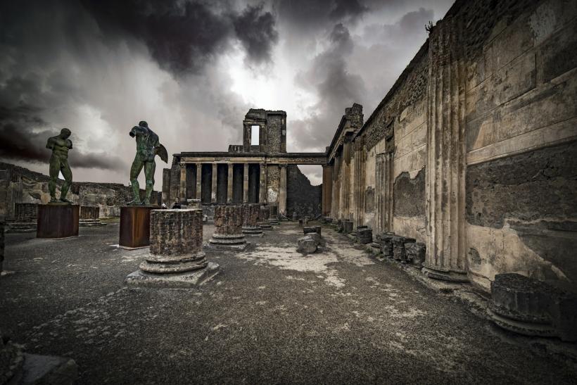 O nouă descoperire spectaculoasă la Pompeii: o frescă cu scene din mitologia greacă decora tavanul unei săli de banchet
