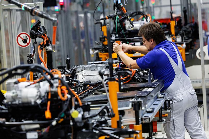 Comisia Europeană ia în calcul exceptarea giganților auto și a altor firme cu profituri în scădere de la taxa UE pentru marile companii