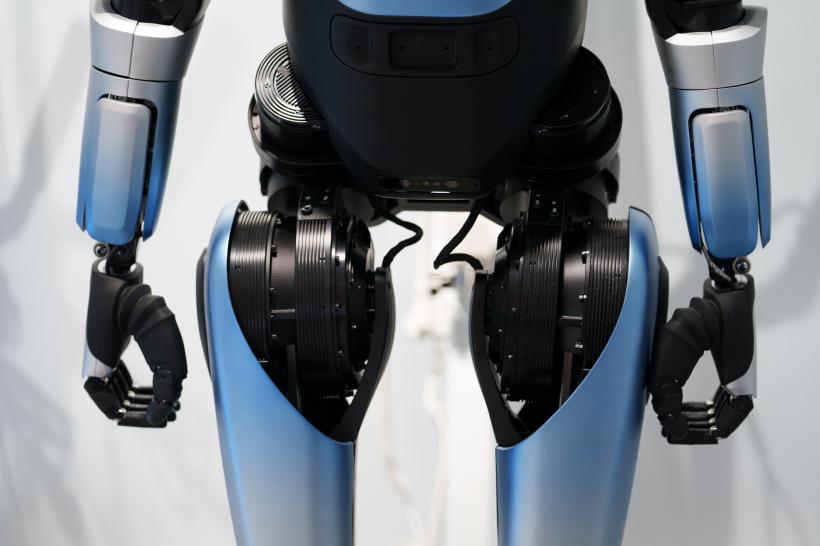 Jurnaliștii japonezi au demontat un robot chinez, piesă cu piesă, ca sa vadă cum este construit