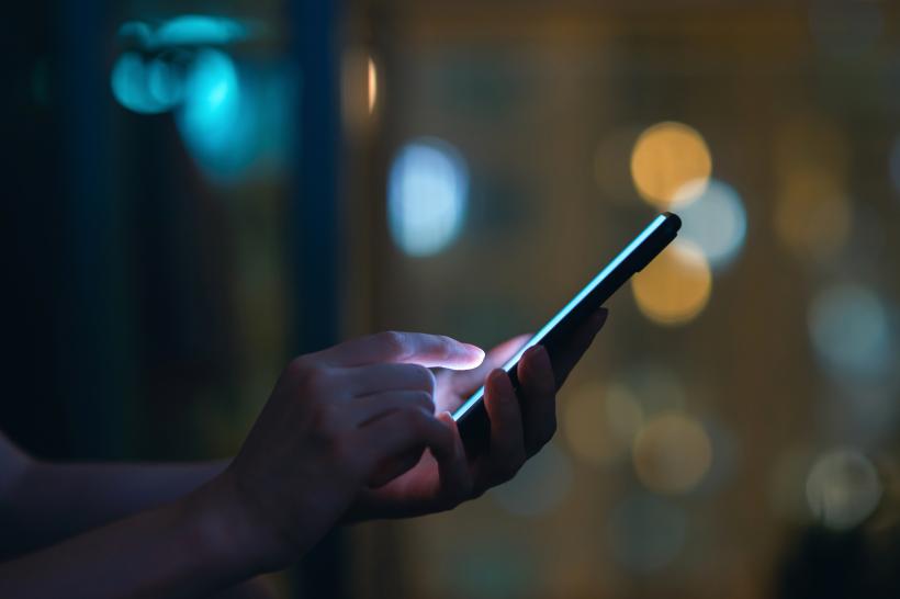 „Termenul limită de plată este 28 iulie”. O nouă tentativă de fraudă prins sms cu taxe de parcare false. Avertismentul DNSC