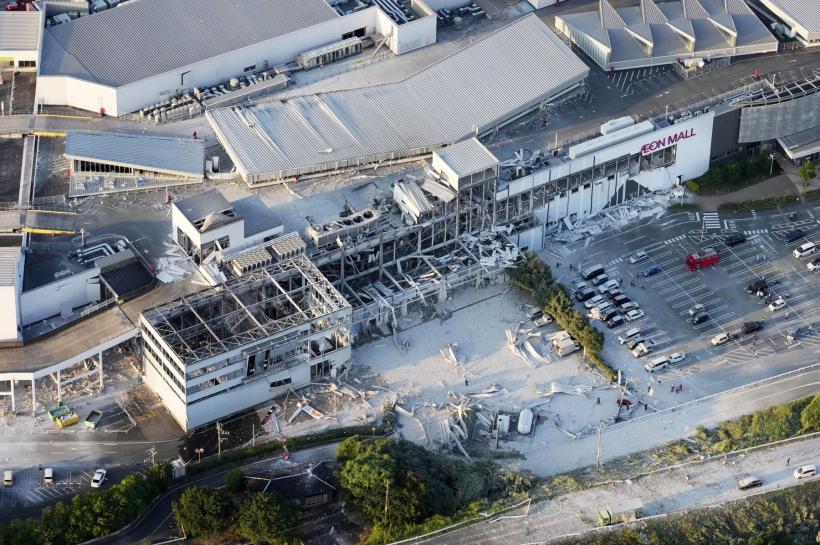 Dezastru în Japonia după cutremurul de 7,1: Case și drumuri distruse și zeci de răniți. Un mall s-a prăbușit, oamenii au rămas blocați