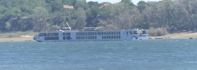 Dunărea a secat, navele sunt în pericol. Un vas de croazieră a eșuat în zona localității Gârla Mare, din cauza nivelului scăzut al apei
