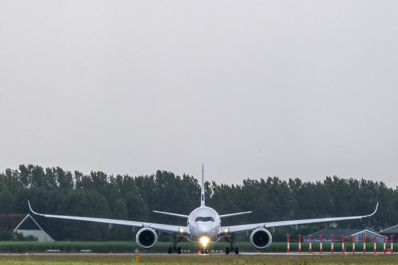 Un avion Airbus A350 a zburat 24 de ore non-stop din Australia în Franţa