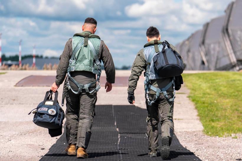 Doi piloți care au doborât drone în România și Lituania, înaintați în grad. Au fost recompensați și militarii din echipajele de sprijin