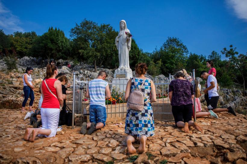 Furie în Bosnia. Statuia Fecioarei Maria din Medjugorje a fost desfigurată și incendiată: „Diavolul în fustă”