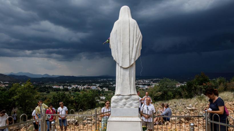 Furie în Bosnia. Statuia Fecioarei Maria din Medjugorje a fost desfigurată și incendiată: „Diavolul în fustă”