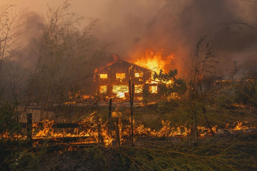 Incendiile din Franța au creat o furtună de foc. Flăcările ard cu intensitatea unor "bombe atomice"