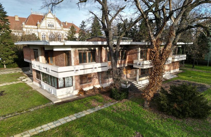 Oamenii își pot face nunțile de-acum și în casa pe care o folosea Ceaușescu când mergea la Timișoara. Prima cerere a și venit