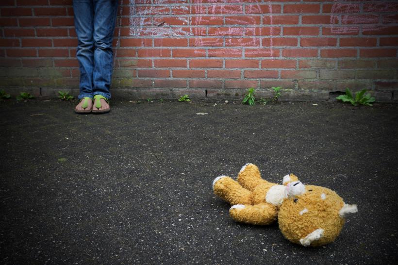 Au măritat o fetiță de 11 ani cu un tânăr de 20. Trei părinți, condamnați la închisoare după ce copila a rămas însărcinată