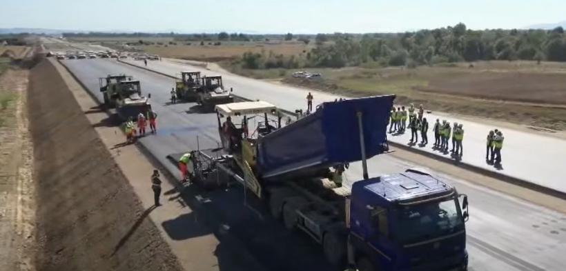 Autostrada Sibiu-Făgăraș (A13) prinde contur: Imagini cu turnarea asfaltului experimental pe unul dintre tronsoanele-cheie