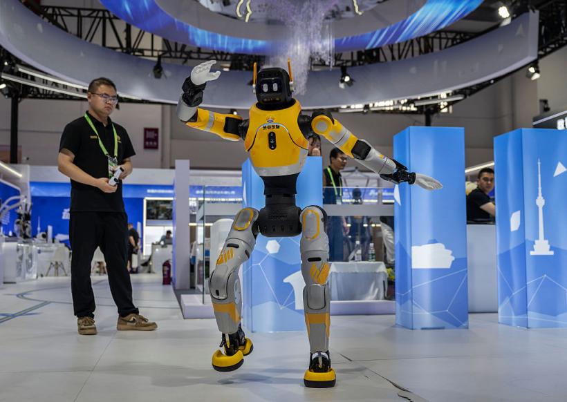 China amenință SUA cu represalii dacă nu renunță la decizia de a interzice importurile de roboți umanoizi