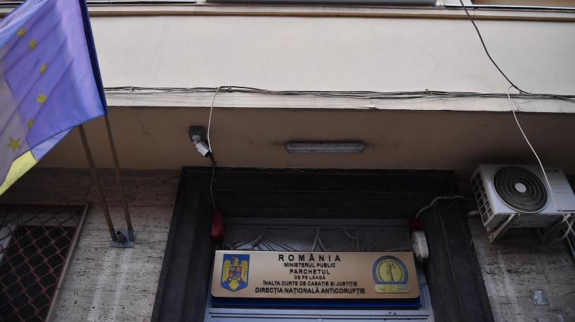 O directoare din Oficiul Național pentru Jocuri de Noroc a fost reținută de DNA. Alți doi inspectori, plasați sub control judiciar