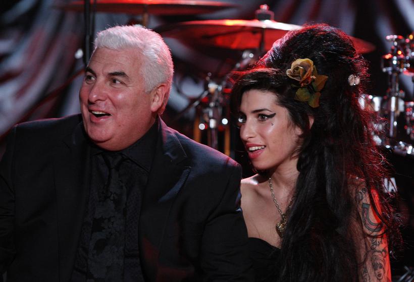 Tatăl lui Amy Winehouse e obligat să le plătească 1 milion de lire sterline prietenelor fiicei sale. Cum s-a ajuns aici