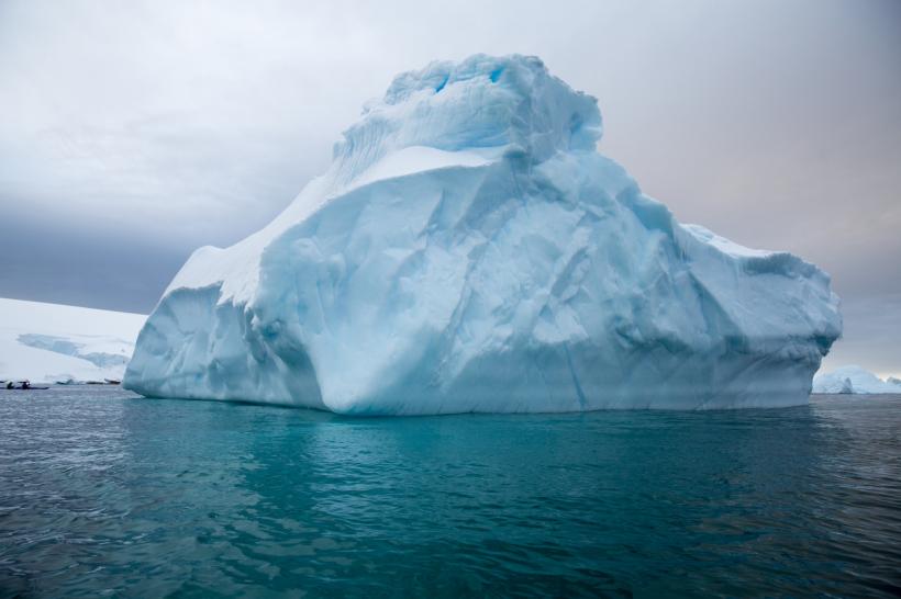 Un aisberg uriaș a fost transportat din Alaska în Iowa pentru un experiment inedit. Cum voia Arabia Saudită să aducă apă din Antarctica