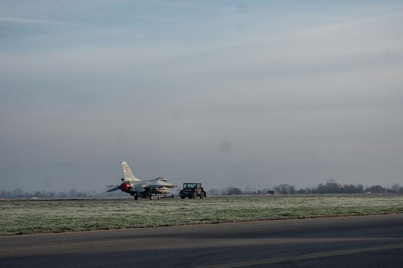 Un avion F-16 s-a prăbuşit în timpul unei misiuni în care urmărea ţinte aeriene ruseşti, anunță armata ucraineană