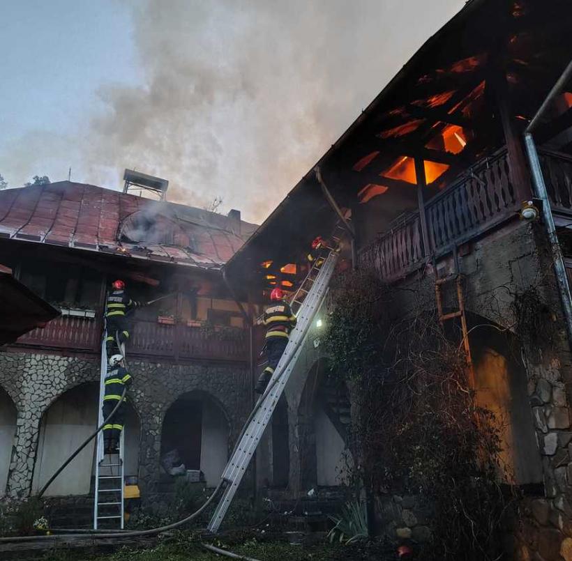 Incendiu puternic la Mănăstirea Bisericani din Neamț. Pornit de la o chilie, focul s-a extins la o clădire cu o suprafaţă de 400 de mp