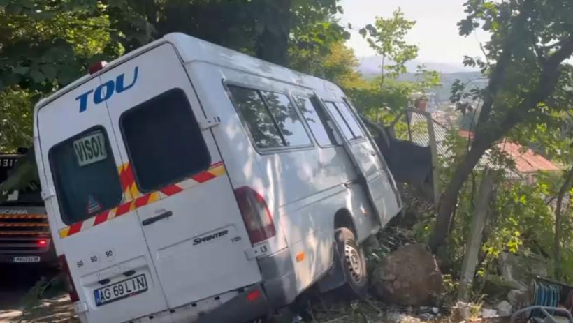Plan Roșu de Intervenție în Argeș. Un microbuz cu 16 persoane s-a izbit de un copac. În vehicul ar fi sportivi de la Dinamo Juniori