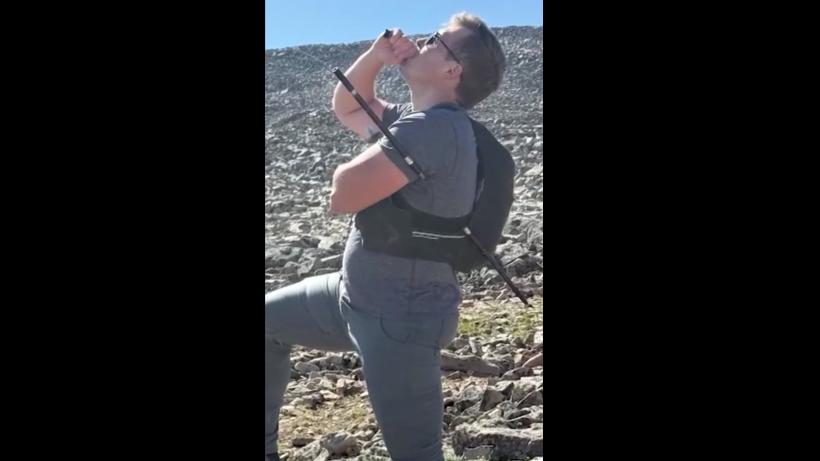 Un turist a mers 6 ore prin munți cu bățul de trekking înfipt în coastă ca să nu plătească 12.000 $ pentru salvarea cu elicopterul