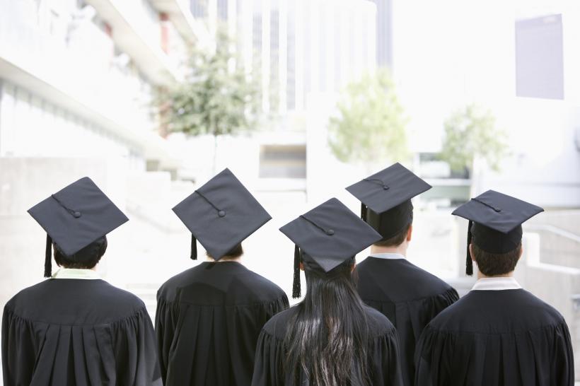 WSJ: Studenţii străini care rămân în SUA să muncească după absolvire ar putea fi obligaţi să plătească o taxă de 100.000 de dolari