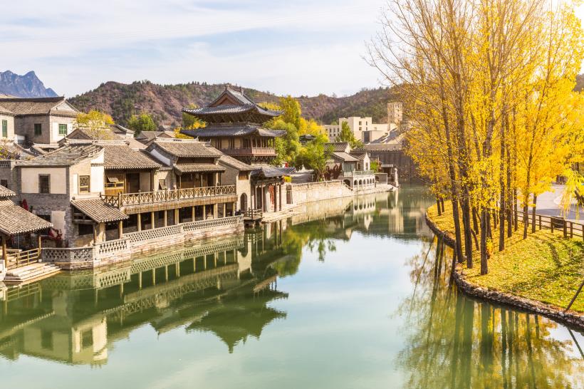 China construiește sate „antice” de la zero. Deși sunt false, milioane de turiști le vizitează anual: „Nu mă deranjează”