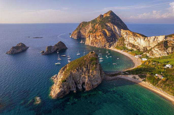 FOTO Paradisul italian, fără drumuri și semnal la telefon, de care turiștii nu au auzit. Pe insulă, camerele sunt amenajate în grote