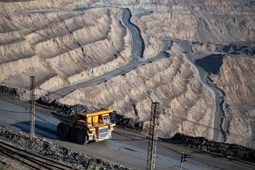 FT: Cobaltul din Congo, folosit pentru bateriile mașinilor electrice, ar fi contaminat cu uraniu. Cea mai mare parte ajunge în China
