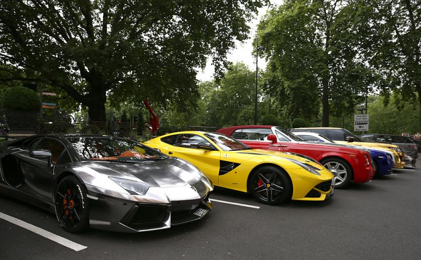 Milionarii cumpără locuințe doar pentru a avea unde să-și țină mașinile de lux. Noua tendință din lumea colecționarilor de automobile