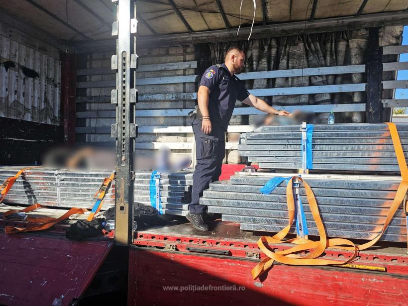 Doi marocani au încercat să intre ilegal în România: Au tăiat prelata unui TIR și au fost găsiți inconștienți