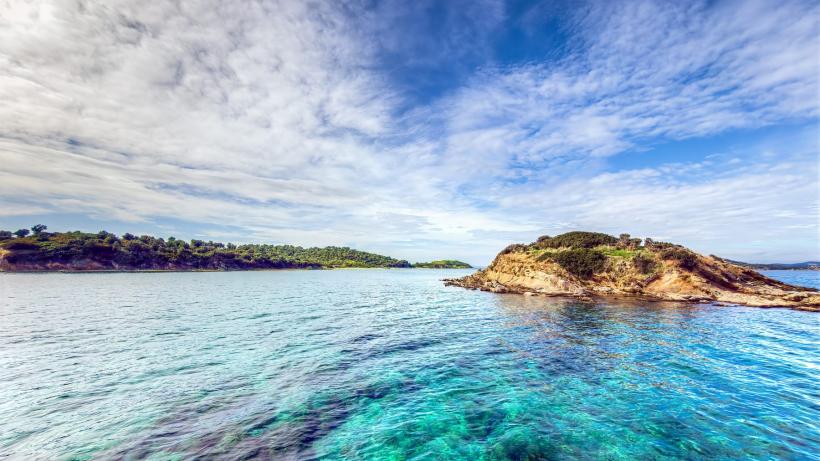 Insula ascunsă din Grecia care detronează Thassos. Are plaje cu ape turcoaz, nisip fin ca mătasea, însă puțini turiști știu de ea