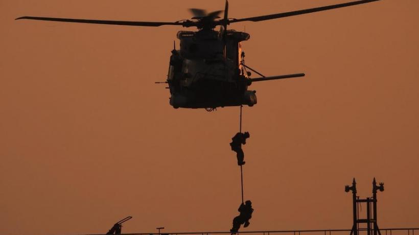Marina italiană a descins la bordul unui petrolier din „flota-fantomă” a Rusiei. Militarii au coborât pe frânghii din elicopter