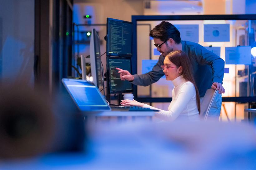 AI nu reduce locurile de muncă, ci schimbă competenţele cerute: 71% dintre companiile europene vor crea roluri noi