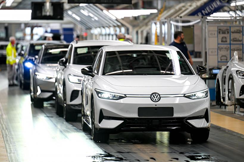 Criza din industria auto a "lovit" şi în manageri. Sute de şefi au rămas şomeri după concedierile de la VW, Mercedes, BMW şi Porsche