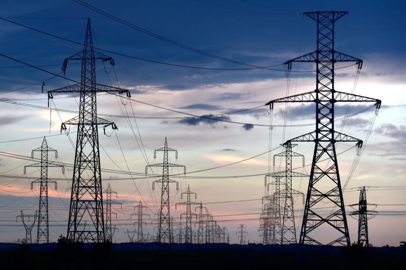 Imaginea vulnerabilității energetice a României: La prânz, jumătate din curent vine din fotovoltaic. După apus, prețurile sar de 15 ori