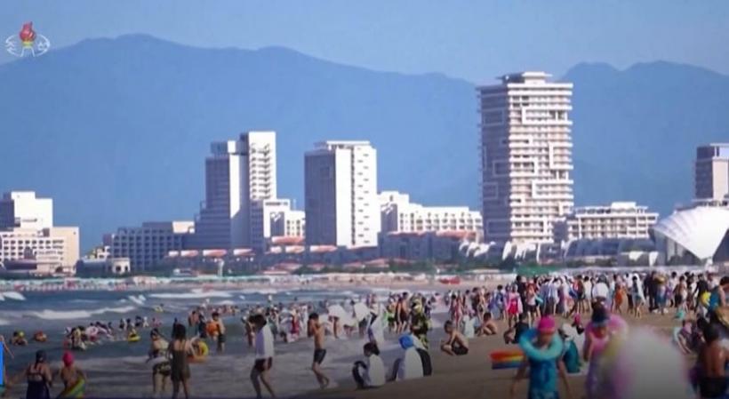 Imagini rare din Coreea de Nord, cu plaje pline de oameni fericiți și copii care se joacă în mare. Presa de stat le-a făcut publice