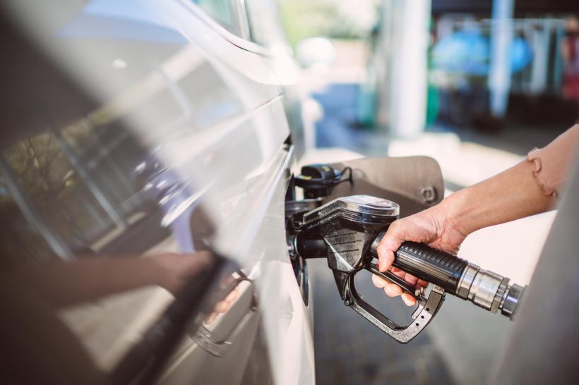 Preţ record la motorină, deşi cel al petrolului a scăzut: Transportatorii cer o analiză urgentă a Consiliului Concurenţei