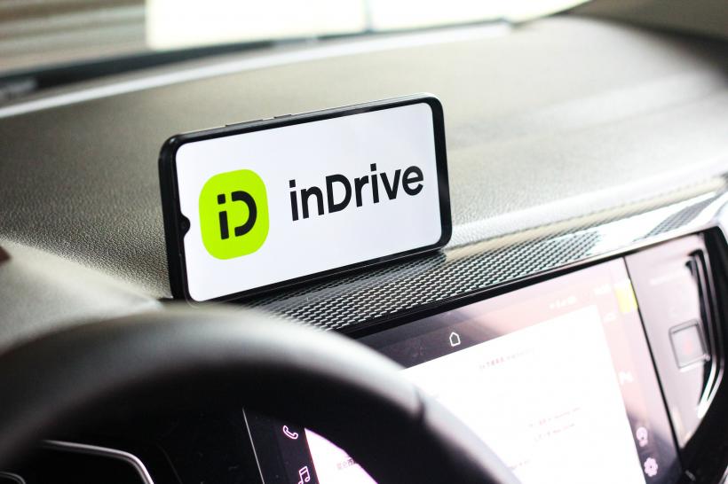 Un nou rival pentru Uber și Bolt vine în România. Pasagerii inDrive vor putea negocia prețul cursei