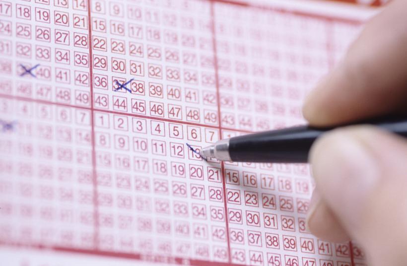 A câştigat 1 milion de euro la Loto, dar nu şi-a dat seama şi a aruncat biletul. Cine l-a găsit, printre gunoaie