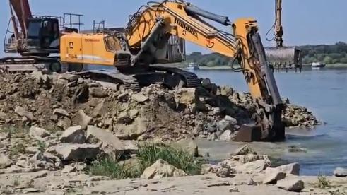 Cele 4 barje încărcate cu piatră vor fi scufundate miercuri în Dunăre. Ce s-a întâmplat cu apa după detonarea Stâncii Pârjoaia