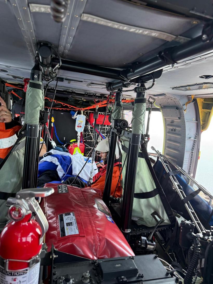 Misiune de salvare în Marea Neagră, la 90 de km de țărm. Un elicopter Black Hawk a preluat un rănit și l-a dus la spital