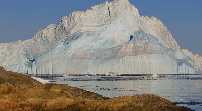 Momentul în care un aisberg colosal din Groenlanda face un „salt mortal” și se răstoarnă în ocean
