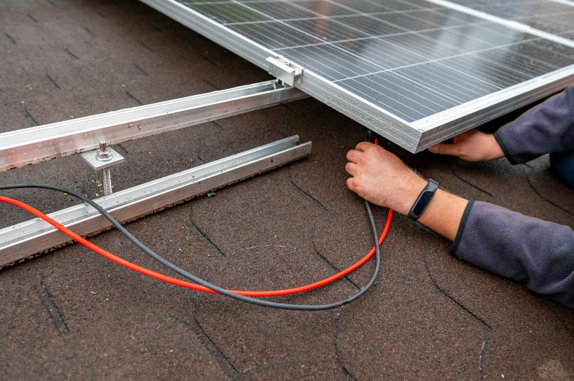 TVA zero pentru panouri fotovoltaice și pentru bateriile de stocare. Prosumatorii cer aplicarea de urgență a modelului german